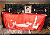 عکس یادگاری با پرچم امام حسین علیه السلام