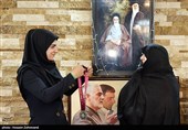 سپیده بابایی مدال نقره رقابت‌های کشتی آلیش آسیا خود را بر گردن همسر شهید طهرانی مقدم می اندازد 