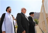 حضور مسئولان حج و زیارت بر مزار جمعی از شهدای منا در مکه