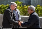 حسن سالاریه رئیس سازمان فضایی ایران و مجید قلی زاده مدیرعامل خبرگزاری تسنیم در نشست ایران فضایی و آئین رونمایی از سرویس فضا و نجوم خبرگزاری تسنیم