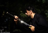یکی از اساتید در دوره ویژه و بین المللی زندگی در شرایط سخت و بقاء در طبیعت  در حال کار با ‫شمشیر سامورایی واکی زاشی  تانتو در کارگاه کاتانا است.