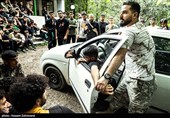  استاد محمد رضا ترکاشوند، مدرس دوره ویژه و بین المللی زندگی در شرایط سخت و بقاء در طبیعت در حال آموزش دادن دفاع شخصی در خودرو نجات پیدا کردن از دست سارقان و خفت گیران  در دوره ویژه و بین المللی زندگی در شرایط سخت و بقاء در طبیعت است.