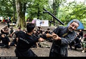 یکی از استادان در حال آموزش دادن  کار با سلاح سرد تونفا(سلاح ژاپنی) در دوره ویژه و بین المللی زندگی در شرایط سخت و بقاء در طبیعت است