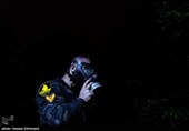 یکی از هنرجویان در حال بستن ماسک ضد شیمایی در کلاس شبانه تاب و توان در دوره ویژه و بین المللی زندگی در شرایط سخت ، بقاء در طبیعت و چریکی نظامی رزمی  است 