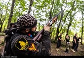یکی از مهارتهایی که هنرجویان در دوره ویژه و بین المللی زندگی در شرایط سخت و بقاء در طبیعت طی می کنند  تیراندازی در شرایط مختلف در ۳ سطح است .