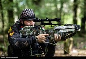 یکی از هنرجویان در حال تیراندازی با سلاح تیر و کمان دوربین دار کراسبو شکاری در دوره ویژه و بین المللی زندگی در شرایط سخت و بقاء در طبیعت است.