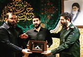 اعطای نشان آزادی ملت ایران به قهرمان شاهچراغ + فیلم