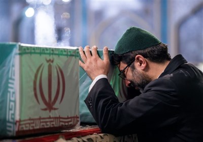 استقبال باشکوه اردبیلی‌ها از شهید مدافع حرم/ مردم پیکر "شهید ‌اکبری" ‌را در آغوش گرفتند + فیلم