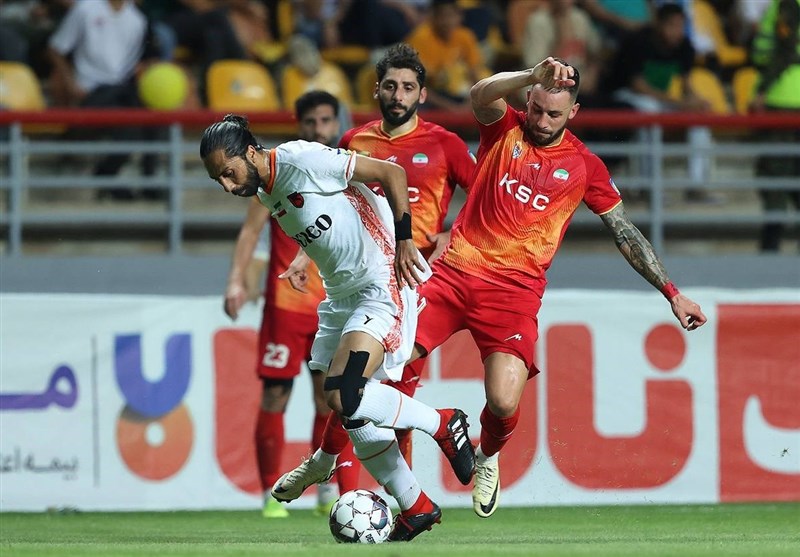 لیگ برتر فوتبال , تیم فوتبال پرسپولیس , تیم فوتبال استقلال , تیم فوتبال صنعت نفت آبادان , تیم فوتبال پیکان تهران , تیم فوتبال سپاهان اصفهان , 