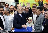 حضور مسعود پزشکیان نامزد چهاردهمین دوره ریاست‌جمهوری در بیمارستان فیروزآبادی شهرری