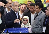 حضور مسعود پزشکیان نامزد چهاردهمین دوره ریاست‌جمهوری در بیمارستان فیروزآبادی شهرری