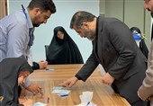 وزیر فرهنگ رای خود را به صندوق انداخت
