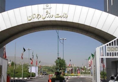 تجمع نیروهای خدماتی مجموعه آزادی مقابل وزارت ورزش؛ سه ماه بدون حقوق!