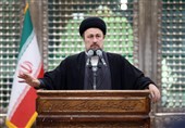 امروز پرچم عزت کشور را مقام معظم رهبری در دست گرفته است