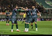 دیدار تیم های فوتبال ذوب آهن و استقلال