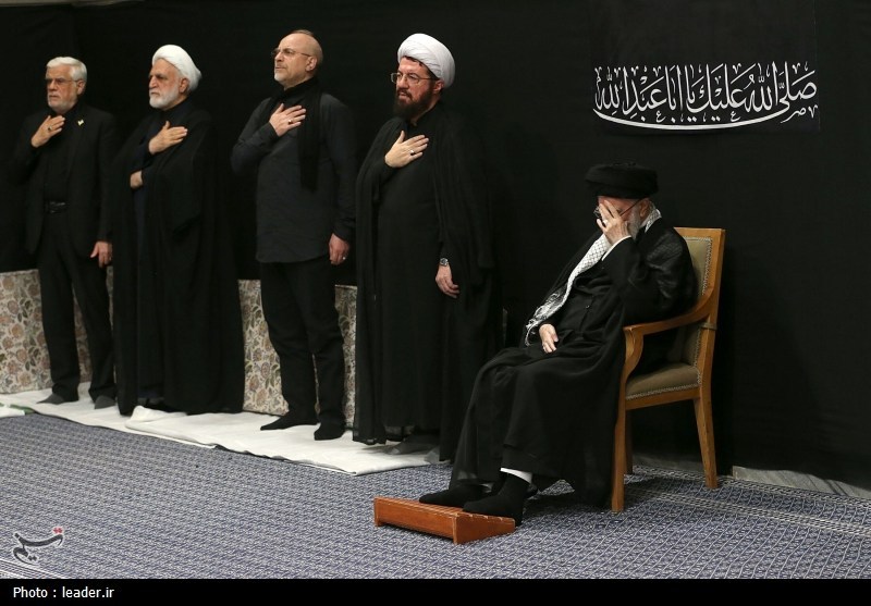 مراسم عزادارای شب عاشورای حسینی(ع) در حسینیه امام خمینی(ره) با حضور رهبر معظم انقلاب