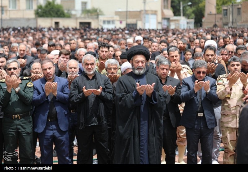 اردبیلِ سربلند؛ نماز ظهر عاشورا با شکوه‌تر از همیشه در دارالارشاد و دارالعباس
