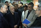 عیادت وزیر بهداشت از بازمانده 5 ساله خانواده شهید رایان قاسمیان