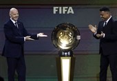 پالمر و دمبله  با جام روی پشت‌بام 70 طبقه نیویورک + عکس