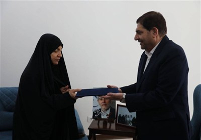 ابلاغ سلام امام خامنه‌ای به خانواده شهید فریدون عباسی توسط مخبر