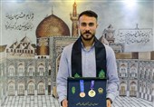 اهدای مدال قهرمانی ملی‌پوش فوتبال ساحلی به موزه آستان قدس