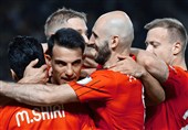 تراکتور با غلبه بر شارجه به رختکن رفت