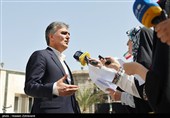محمدرضا فرزین رئیس کل بانک مرکزی در حاشیه جلسه هیئت دولت در جمع خبرنگاران