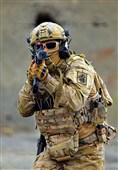 یکی از نیروهای یگان ویژه فاتحین در حین تمرین CQB  با استفاده از لباس‌ و تجهیزات جدید است