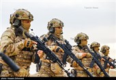اجرای میدان تیر دقت توسط یگان ویژه فاتحین سپاه محمد رسول الله(ص) با استفاده از لباس‌ و تجهیزات جدید