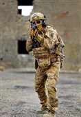 یکی از نیروهای یگان ویژه فاتحین در حین تمرین CQB  با استفاده از لباس‌ و تجهیزات جدید است