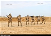 اجرای میدان تیر دقت توسط یگان ویژه فاتحین سپاه محمد رسول الله(ص) با استفاده از لباس‌ و تجهیزات جدید