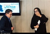 آزاده نظربلند دبیرکل نهاد کتابخانه های عمومی کشور و ابراهیم حیدری مدیرعامل خانه کتاب و ادبیات ایران و دبیر سی‌وسومین دوره هفته کتاب جمهوری اسلامی ایران در پایان نشست خبری سی‌وسومین دوره هفته کتاب