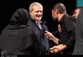 گفت و گوی محسن اسماعیلی مسئول گروه جهادی شهدا، استان تهران با مسعود پزشکیان رئیس جمهور در نخستین دوره «هم‌خوان؛ نشان کتابخانه عمومی ایران»، در تالار وحدت