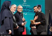 تقدیرمسعود پزشکیان رئیس جمهور و سیدعباس صالحی وزیر فرهنگ و ارشاد اسلامی از محسن اسماعیلی مسئول گروه جهادی شهدا، استان تهران در نخستین دوره «هم‌خوان؛ نشان کتابخانه عمومی ایران»، در تالار وحدت