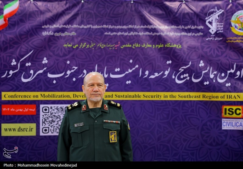 سرلشکر سید یحیی صفوی دستیار و مشاور فرمانده معظم کل قوا در نشست خبری همایش «بسیج، توسعه و امنیت پایدار منطقه جنوب‌شرق کشور»