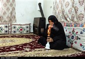 یک خانم در حال کشیدن قلیان در روستای مرزی ملکی در خراسان جنوبی