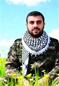 الملثّم بالکوفیة الفلسطینیة الذی حوّل الصوت إلى سلاح: أبو عبیدة.. مهندس وعی الأمة
