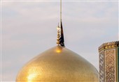 تعویض پرچم گنبد حرم رضوی در شب رحلت حضرت زینب (س)