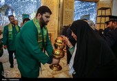 گل‌آرایی ضریح حرم حضرت معصومه(س)