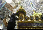 گل‌آرایی ضریح حرم حضرت معصومه(س)