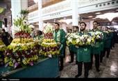 گل‌آرایی ضریح حرم حضرت معصومه(س)