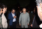 اهدای گل به نیروهای انتظامی و بسیج توسط مسئولان هرمزگان