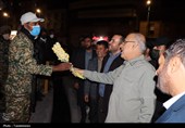 اهدای گل به نیروهای انتظامی و بسیج توسط مسئولان هرمزگان