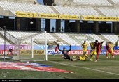 دیدار تیم های فوتبال فجر شهید سپاسی و پرسپولیس