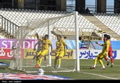 دیدار تیم های فوتبال فجر شهید سپاسی و پرسپولیس
