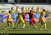 دیدار تیم های فوتبال فجر شهید سپاسی و پرسپولیس