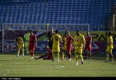 دیدار تیم های فوتبال فجر شهید سپاسی و پرسپولیس