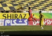 دیدار تیم های فوتبال فجر شهید سپاسی و پرسپولیس