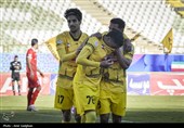 دیدار تیم های فوتبال فجر شهید سپاسی و پرسپولیس
