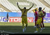 دیدار تیم های فوتبال فجر شهید سپاسی و پرسپولیس